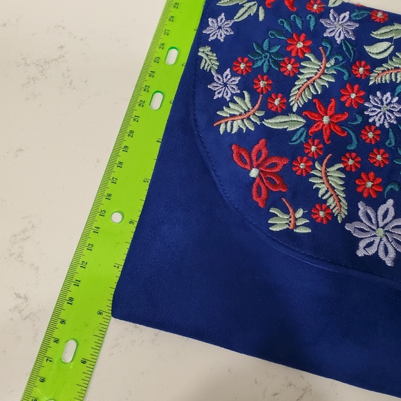 Beautiful blue embroidered clutch - Picture 8 of 8